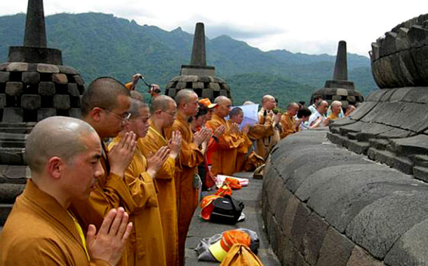 Ratusan Biksu Prosesi Asadha Di Borobudur