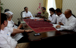 Berkantor Di OKI, Jokowi Rapat Soal Asap